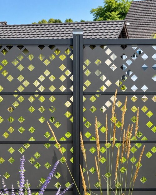 Sichtschutz, der sich nicht verstecken muss. 😎 Mit unseren perforierten Platten wird aus einer klassischen Gartensichts...