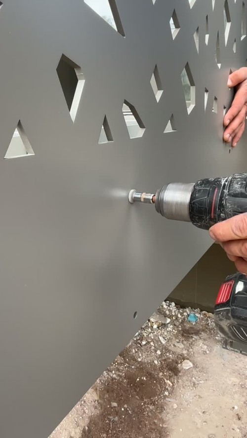 Wie werden unsere Balkonbrüstungen eigentlich montiert? 🏗️ Ganz einfach: Die Platten werden fertig verpackt auf die Bau...