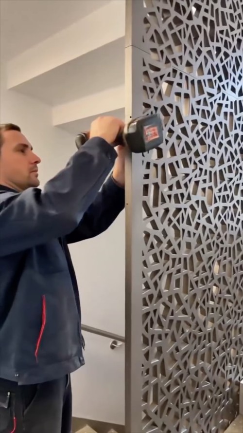 Manchmal braucht es nur eine Idee, damit aus einem ungeliebten Detail ein echtes Gestaltungselement wird. 👀 Ein Treppen...